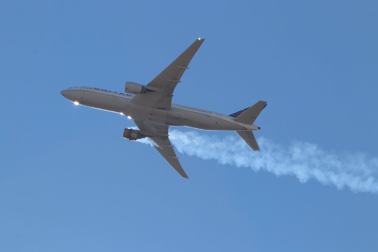 Boeing 777 - tuż po starcie jeden z silników spłonął 