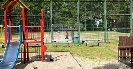 Wrocław. Dzieci chyba zapomniały, do czego są huśtawki. Puste place zabaw
