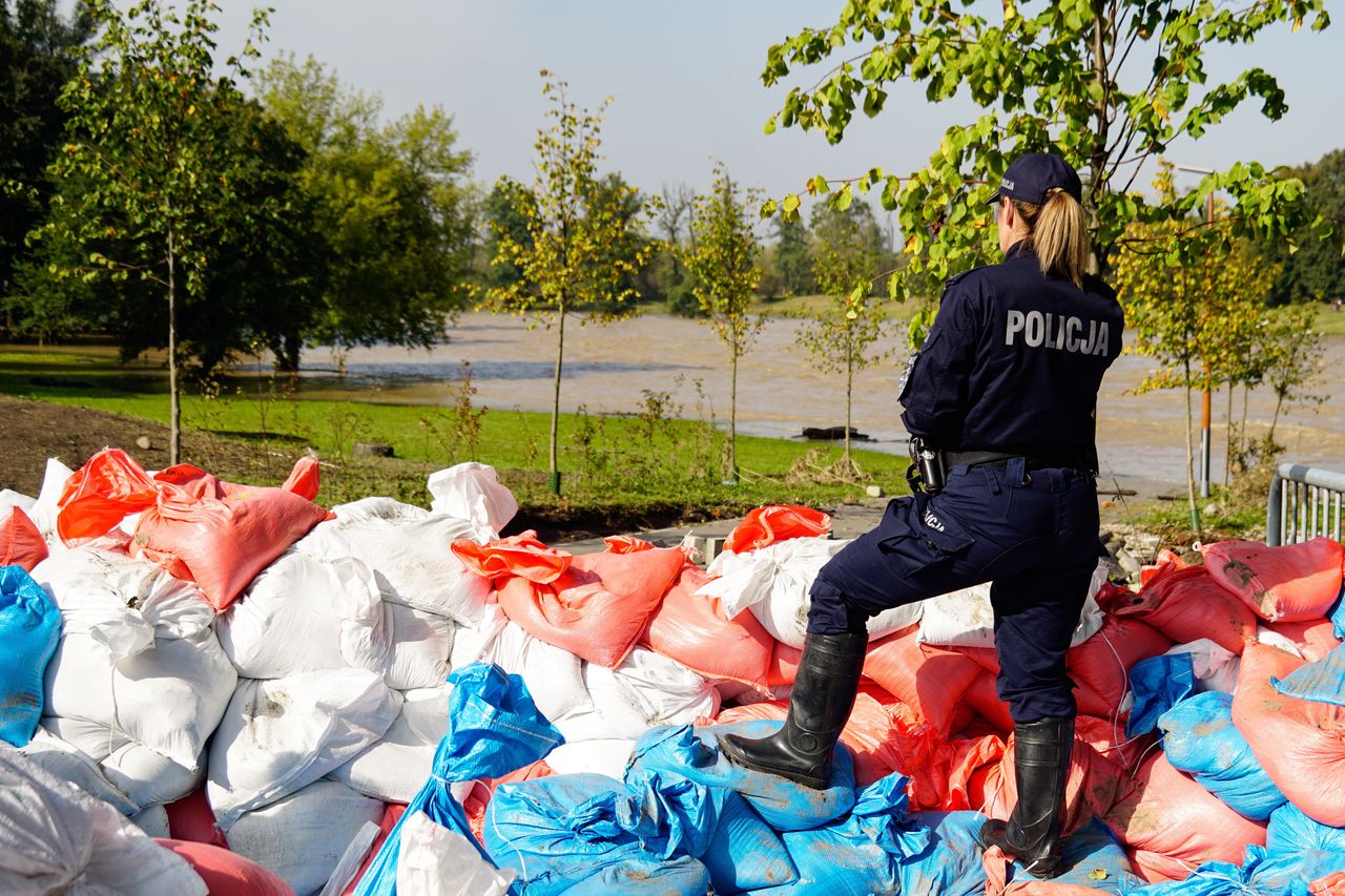 Policja walczy z szabrownikami na zalanych terenach