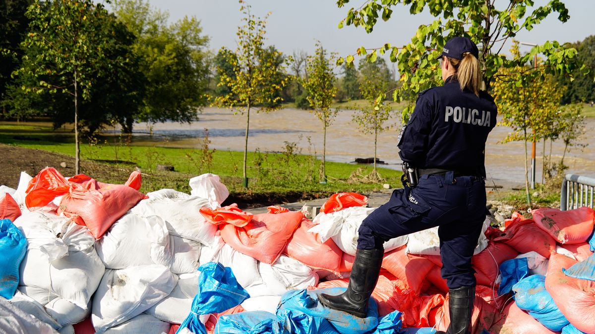 Policja walczy z szabrownikami na zalanych terenach