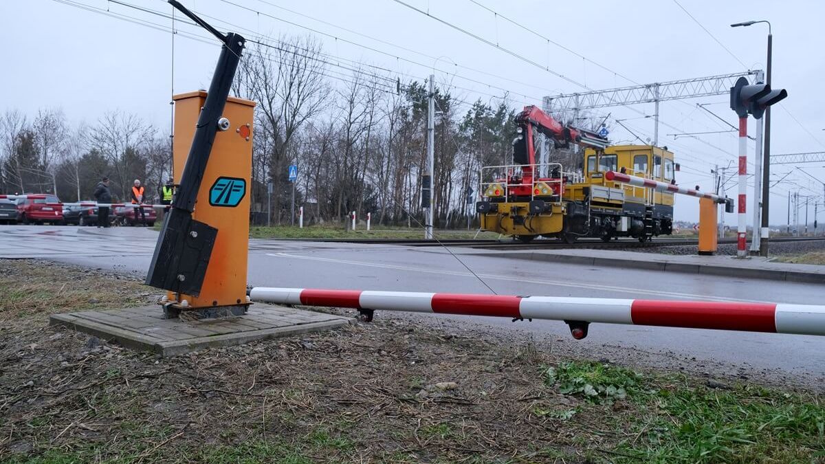 Wyłamana rogatka na przejeździe kolejowym przez samochód w sytuacji awaryjnej