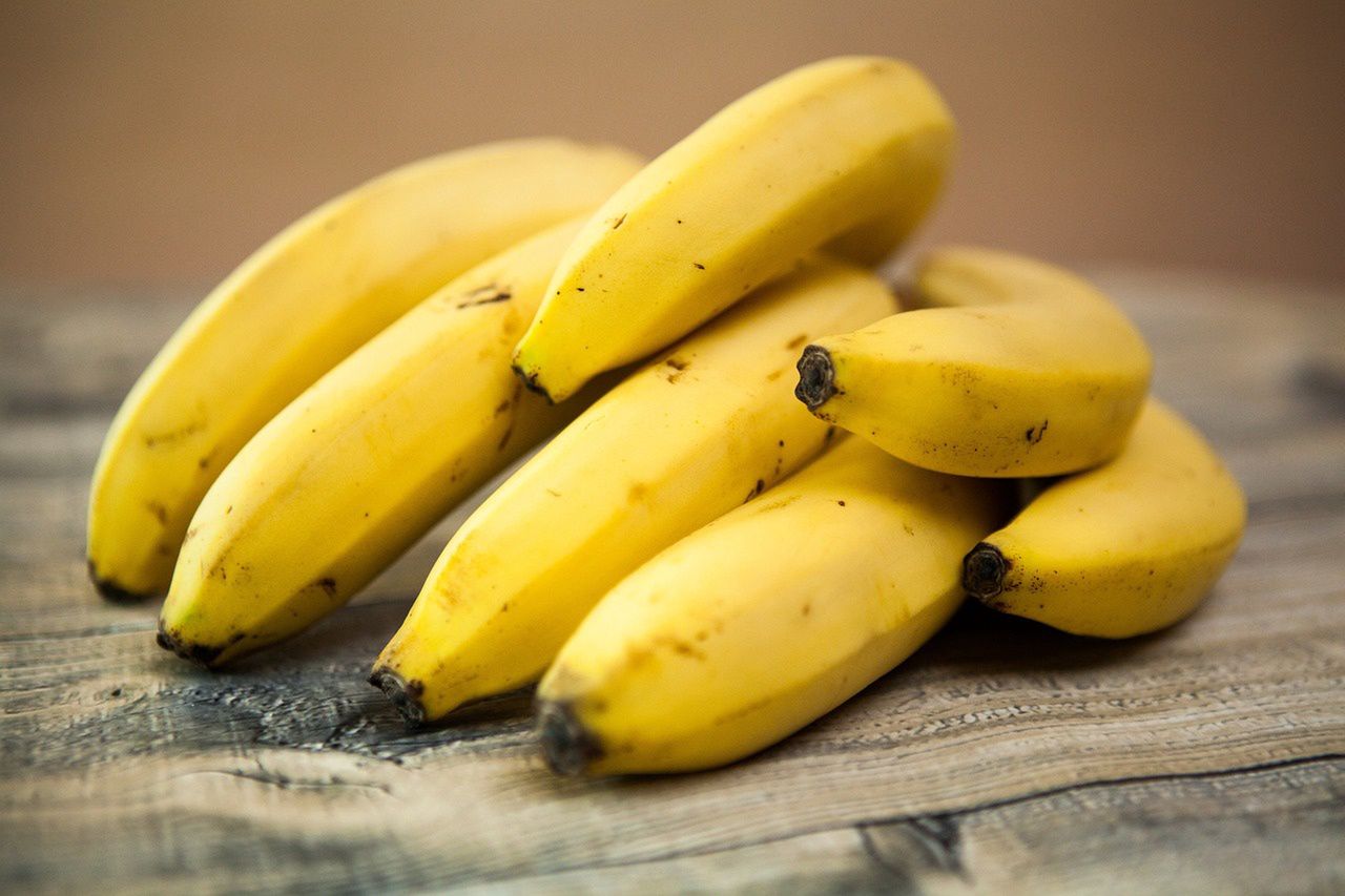 Przez dwa tygodnie banany nie pokryją się brązowymi plamami. Wykorzystaj trik ze zwykłą wodą