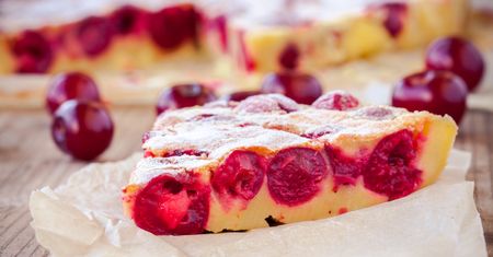 Robię ciasto z czereśniami w jednej misce. Przypomina francuski klasyk