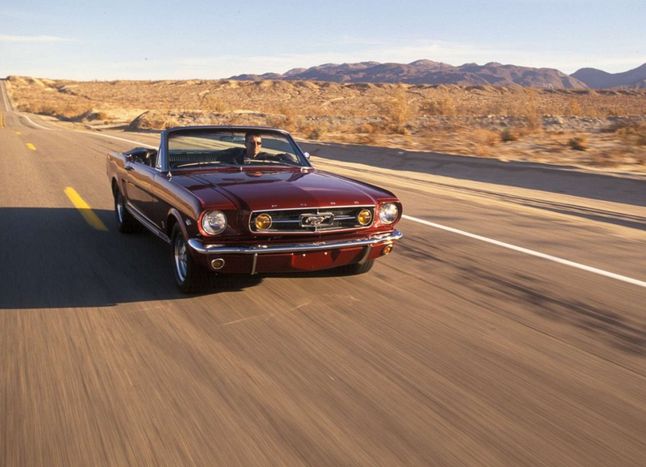 1965 Ford Mustang Cabrio K-Code (fot. wallpapers.net)
