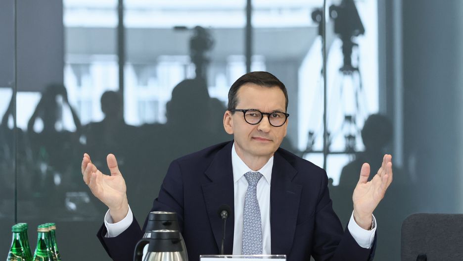 Warszawa, 22.05.2024. Wezwany na świadka były prezes Rady Ministrów Mateusz Morawiecki podczas posiedzenia sejmowej komisji śledczej do zbadania legalności, prawidłowości oraz celowości działań podjętych w celu przygotowania i przeprowadzenia wyborów Prezydenta Rzeczypospolitej Polskiej w 2020 r. w formie głosowania korespondencyjnego, 22 bm. w Sejmie w Warszawie. (amb) PAP/Leszek Szymański