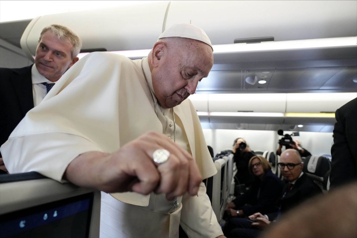 Papież Franciszek na pokładzie samolotu podczas poprzedniej podróży