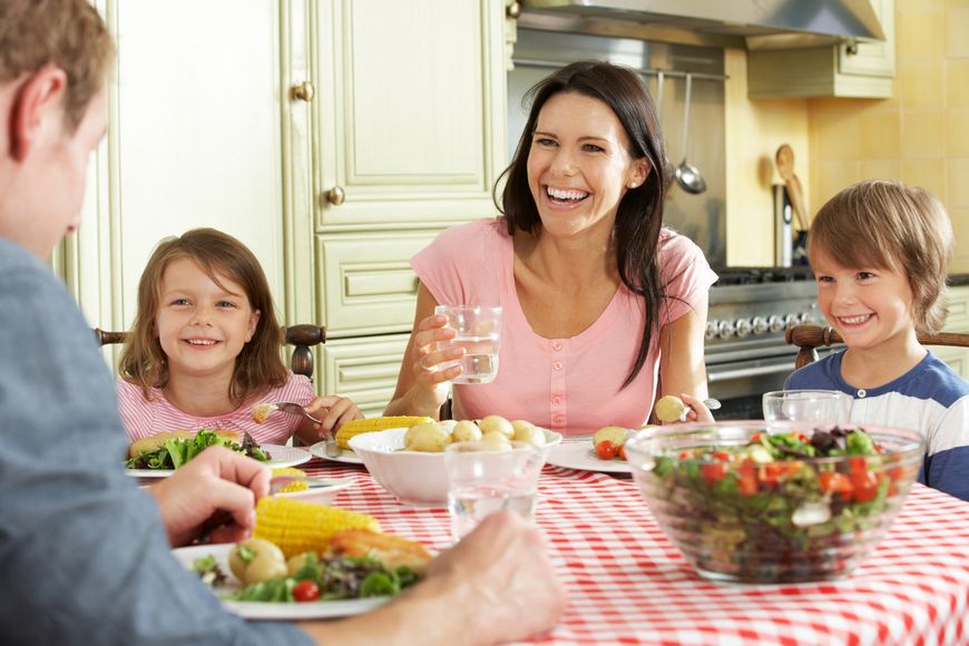 Rodzinne spożywanie posiłków sprzyja budowaniu lepszych nawyków żywieniowych u najmłodszych