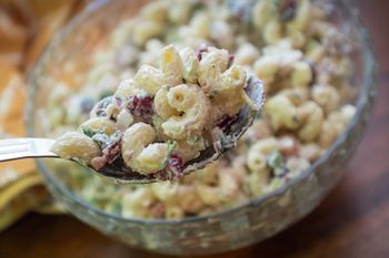 Niesłusznie przegrywa z jarzynową. Sałatka makaronowa to mój as w rękawie