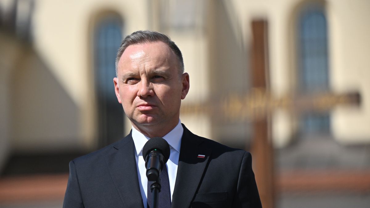 Kraków, 13.04.2025. Obchody 85. rocznicy zbrodni katyńskiej. Prezydent Andrzej Duda podczas uroczystości przed Krzyżem Katyńskim w Krakowie, 13 bm. W 2007 r. Sejm ustanowił 13 kwietnia Dniem Pamięci Ofiar Zbrodni Katyńskiej. (sko) PAP/ArtService