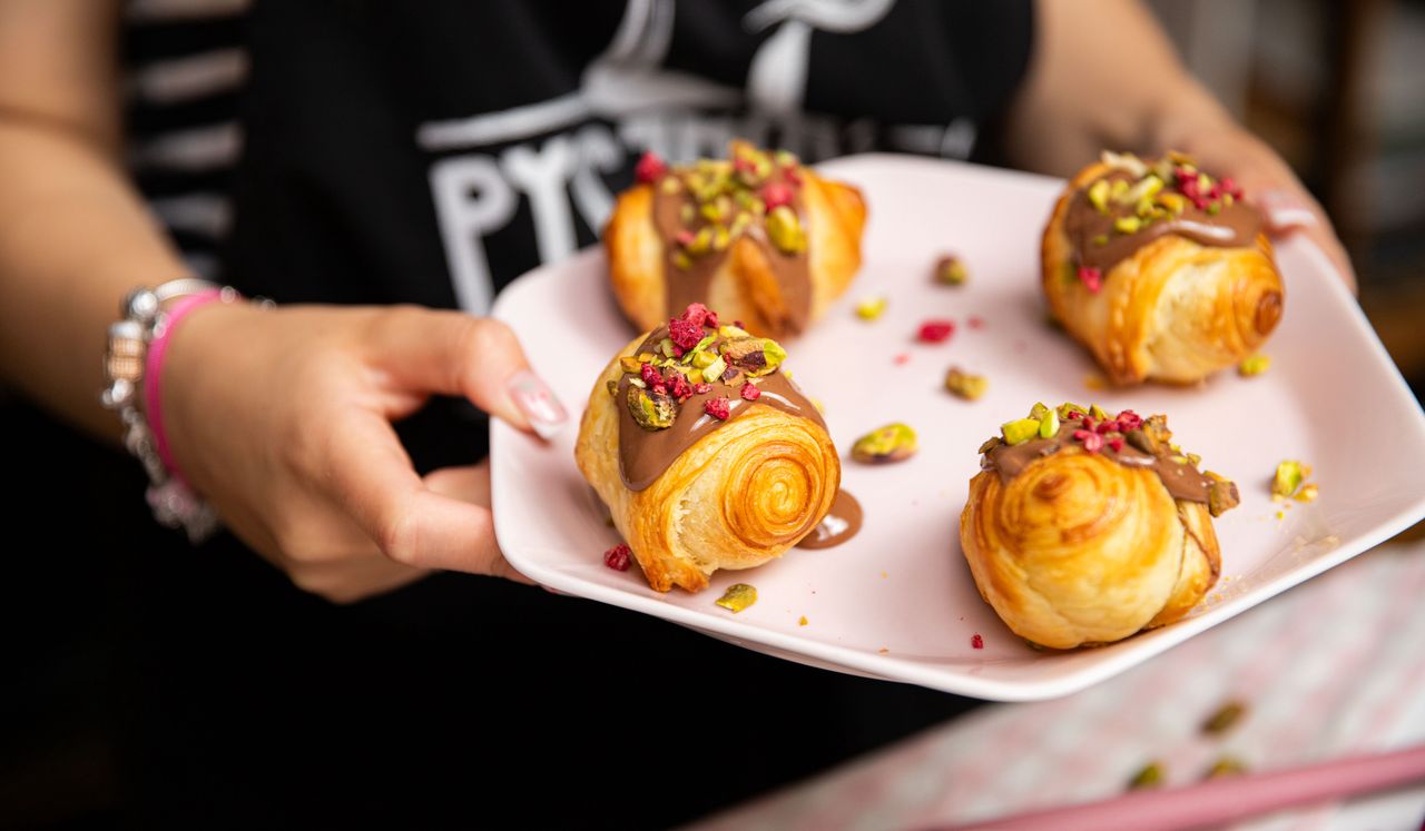 Pistachio rolls: The ultimate quick dessert with puff pastry