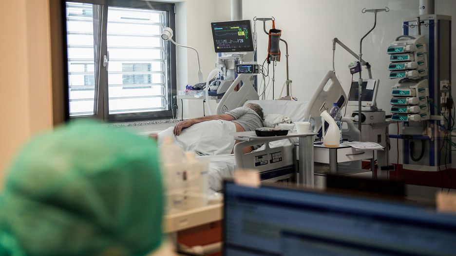 KRAKOW, POLAND - APRIL 18: A conscicous COVID-19 patient looks to a window inside the Intensive Care Unit (ICU) for COVID -19 patients of Krakow's University Hospital on April 18, 2020 in Krakow, Poland. Considered the largest and most modern medical centre in Poland, Krakow University Hospital is one of the designated hospitals to treat COVID-19 patients by the government. For the moment, 150 coronavirus patients are in the hospital and a total of 925 beds are available for future cases. From April 20, Poland will begin to gradually remove certain restrictions introduced in the wake of the COVID-19 epidemic. The country is approaching 10,000 confirmed COVID-19 cases and several hundred deaths. (Photo by Omar Marques/Getty Images)