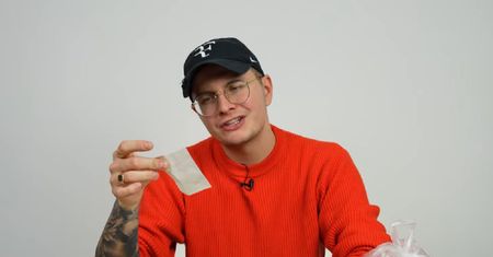 Poprosił o pół kilograma pieczarek. W domu położył je na wadze