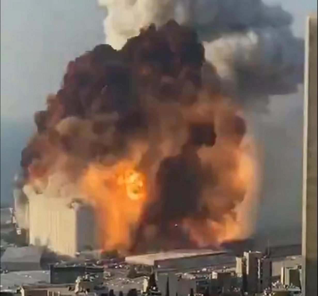 Bejrut. Wybuch na Twitterze minuta po minucie - Moment eksplozji chemikaliów zgromadzonych w magazynie w bejrudzkim porcie