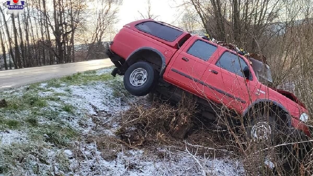 Samochód wpadł do rowu
