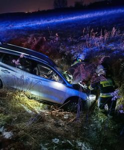 Droga była oblodzona, na zakręcie pojechał prosto. Auto wpadło do rowu