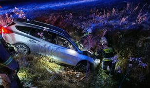 Droga była oblodzona, na zakręcie pojechał prosto. Auto wpadło do rowu