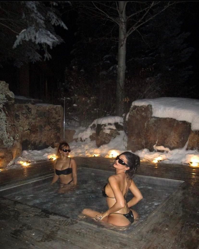 Lateksowa Kylie Jenner WDZIĘCZY SIĘ w jacuzzi