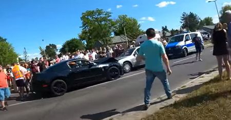 "Wymustangował" prosto pod radiowóz. Skończyło się czołówką