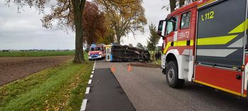 Bus uderzył w drzewo na trasie Wróblewo-Wierzchocin