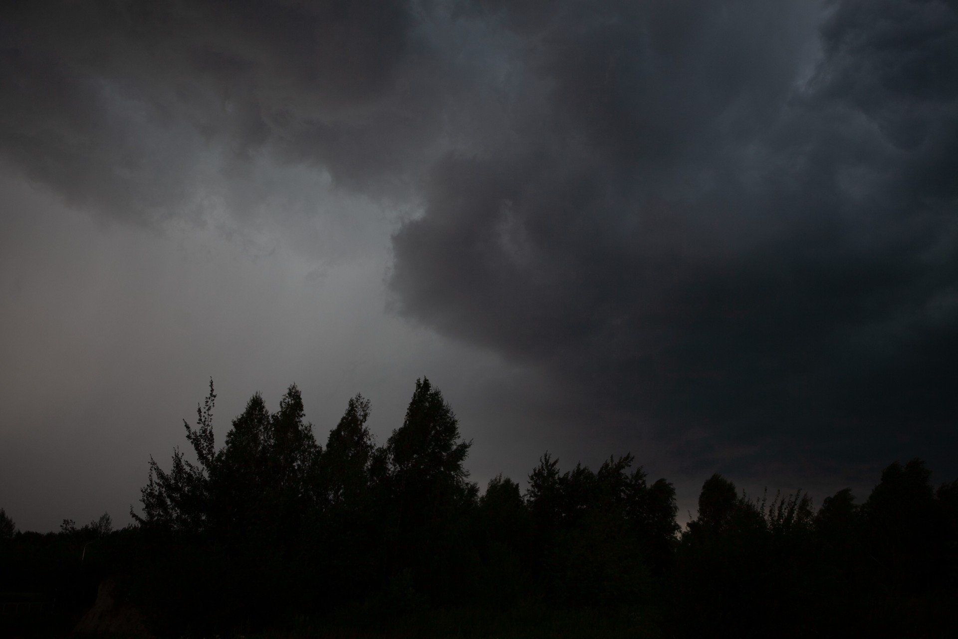 BurzaWe śnie symbolizuje rozmowę, która poprzedza stan nagromadzenia w nas emocji o charakterze negatywnym. Świadomość, że nie panujemy nad sytuacją wzmaga narastający w nas bunt, który skierowany jest zawsze przeciwko innym ludziom.                                                                           Deszcz we śnie symbolizuje oczyszczenie umysłu z trapiących myśli oraz ponowna dawkę energii do nowych spraw. Niezależnie od dziedziny w naszym życiu śnić o deszczu to wzrastać w siłę do wszystkiego co nowe i dobre.                                                                                                   Naciągająca burza z odgłosami grzmotów, to zapowiedź wielkiej rewolucji w życiu osobistym oraz przy okazji oczyszczenie atmosfery rodzinnej.- Ulewny deszcz i silna burza oznacza zapowiedź nagłych problemów związanych ze zdrowiem, - Burza z gradem zwiastuje kłopoty finansowe oraz złą passe w interesach. Jest to zapowiedź kłótni wspólników lub zagrożenie utratą pracy.- Być przemoczonym przez deszcz, to również wskazanie na problemy zdrowotne z możliwością pobytu w szpitalu.- Drżeć z zimna to niemiłe przejścia (dla panny lub kawalera sen taki przepowiada zerwanie zaręczyn oraz dłuższy czas samotności). Cisza przed burzą oznacza rozmowę:w uczuciach równowagaw karierze porozumieniew zdrowiu pozytywne myślenie
