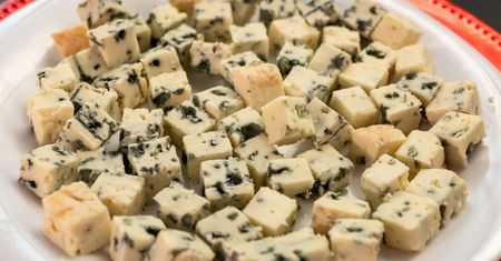 W PRL wszyscy się nim zajadali. Dziś przegrywa z francuskimi serami