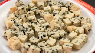 W PRL wszyscy się nim zajadali. Dziś przegrywa z francuskimi serami