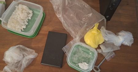 Wpadł z narkotykami i wrócił przed wymiar sprawiedliwości. Policja zabezpieczyła kokainę i syntetyczne substancje