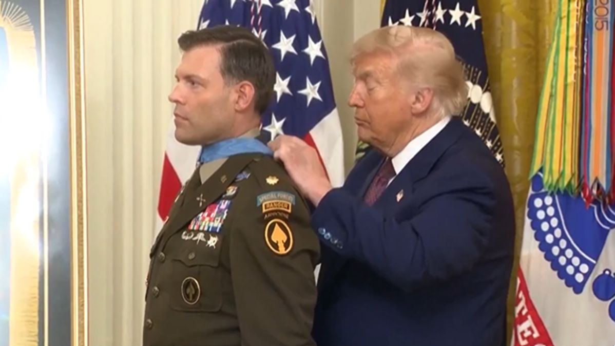 Trump zawiązał medal żołnierzowi.