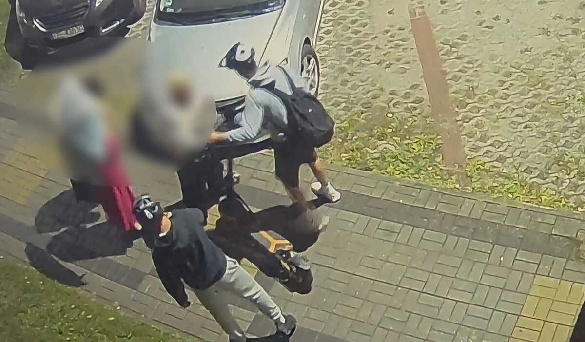Kamera nagrała dwóch nastolatków.