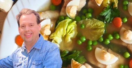 Jakub Kuroń przygotowuje karpia w galarecie według przepisu swojej mamy. Tak dobrego jeszcze nie jedliśmy