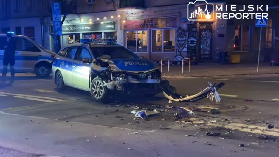Zderzenie dwóch radiowozów na Pradze-Północ. Zrzut ekranu / Miejski Reporter