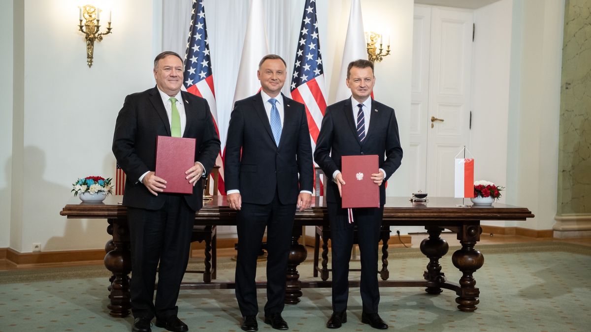 Sekretarz Stanu USA, Michael Pompeo, Andrzej Duda oraz minister obrony narodowej, Mariusz Błaszczak po podpisaniu umowy o współpracy.
