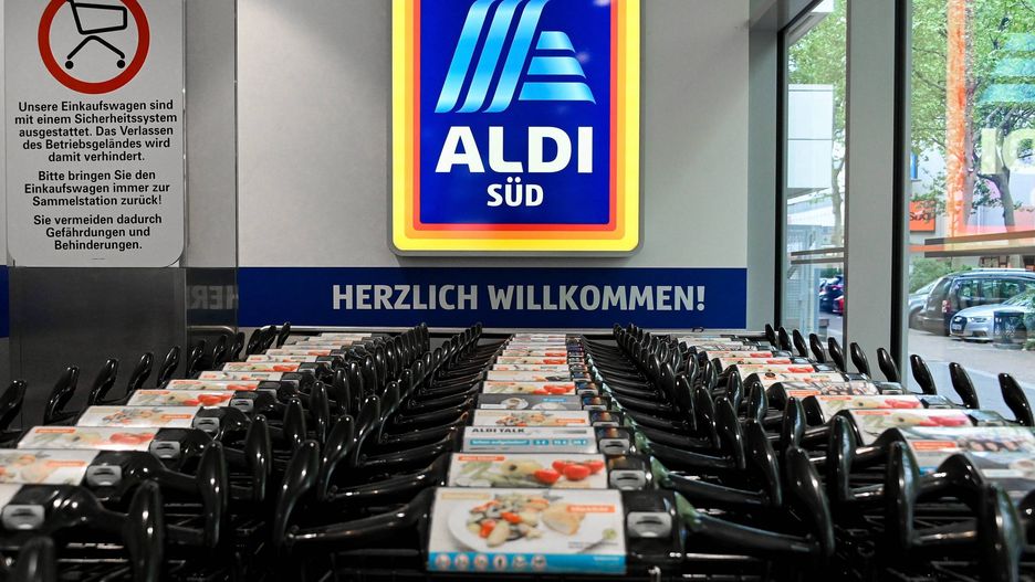 Shopping amid coronavirus restrictive measuresepa08391199 Shopping carts stand in line at a store of food retail chain Aldi Sued in Duesseldorf, Germany, 29 April 2020. In North Rhine-Westphalia, wearing of face masks has been mandatory for public transport, retail shops, medical practices and for trades and services since 27 April, if a distance of 1.5 meters cannot be maintained. Countries around the world are taking increased measures to stem the widespread of the SARS-CoV-2 coronavirus which causes the COVID-19 disease.  EPA/SASCHA STEINBACH Dostawca: PAP/EPA.SASCHA STEINBACH