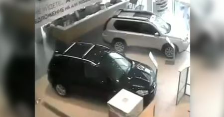 Wściekły Rosjanin w salonie samochodowym. Wszystko nagrały kamery