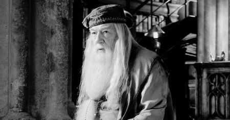Michael Gambon NIE ŻYJE. Wcielał się w rolę Dumbledore'a w filmach o Harrym Potterze. Miał 82 lata