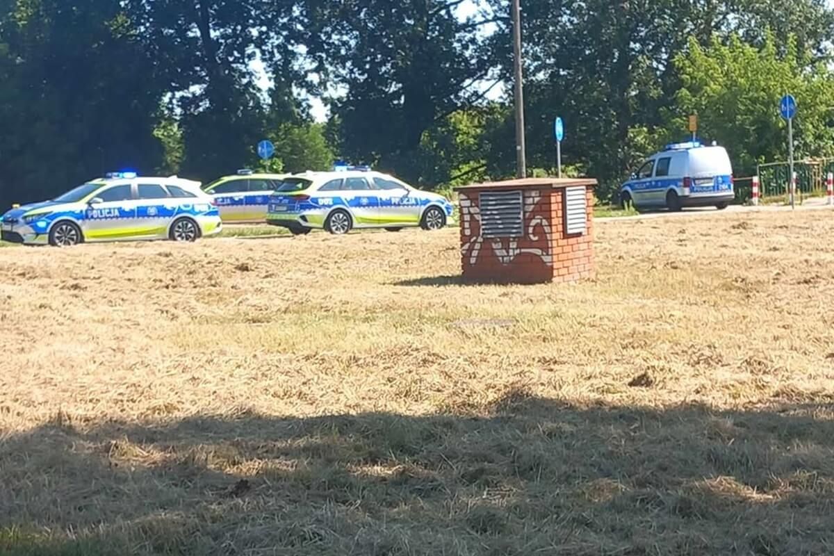 Policja i saperzy przy starym moście na al. Andersa