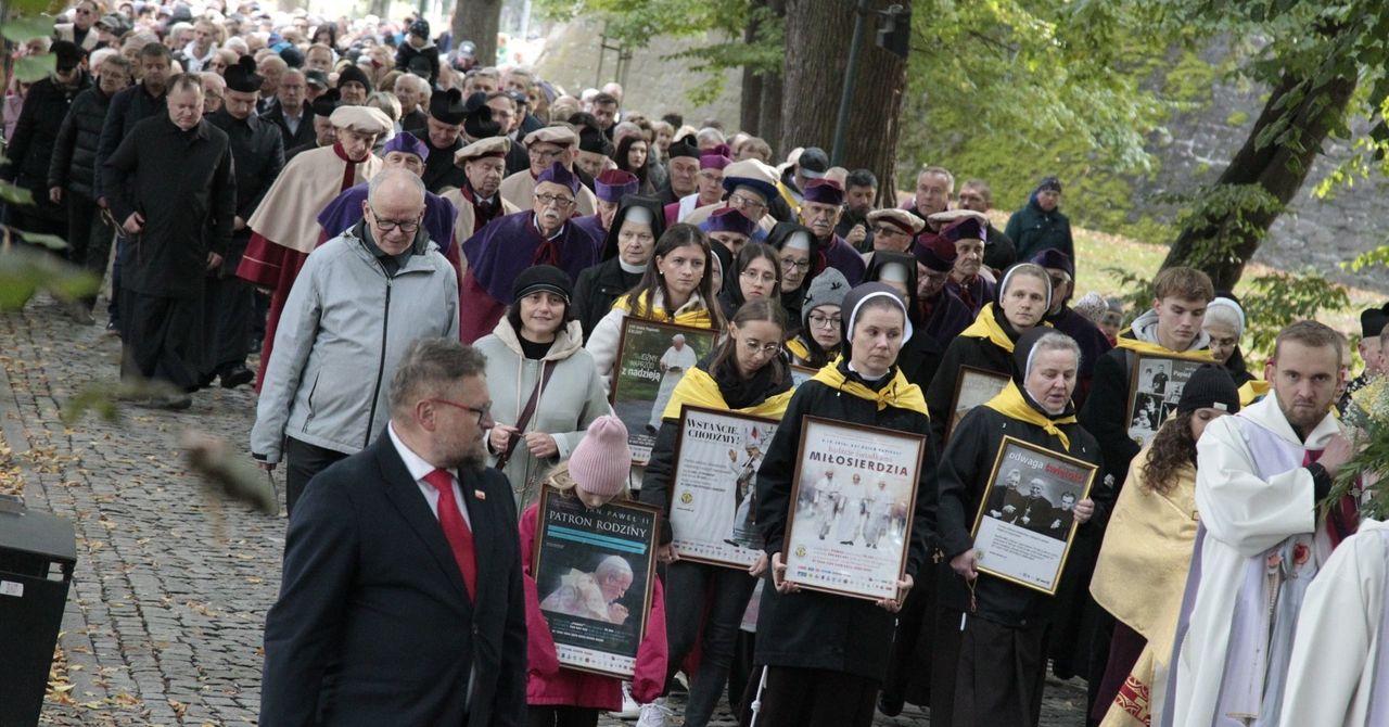 Rzeszów: Różaniec na ulicach miasta. Liczni wierni wspólnie modlili się w centrum