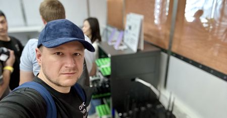Podziękuj temu robotowi za przewijanie TikToka. Dzięki niemu twój smartfon działa w Polsce