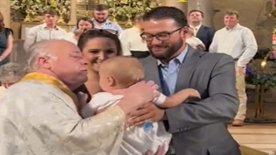 Nagranie  chrztu hitem. Wierni pękali ze śmiechu