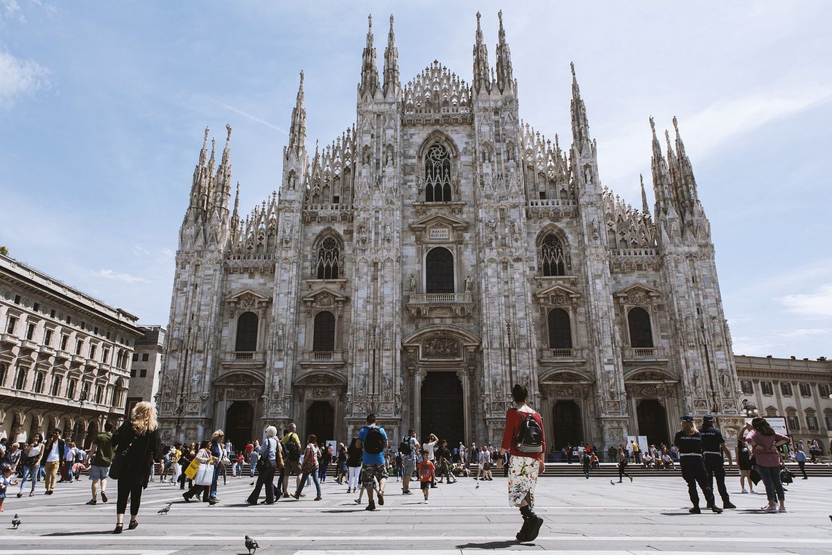 Turyści są często okradani w metrze, autobusach i w pobliżu głównych atrakcji turystycznych - na zdjęciu katedra w Mediolanie