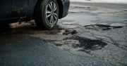 Przez dziurę w drodze uszkodziłeś auto? Oto co zrobić, żeby dostać odszkodowanie