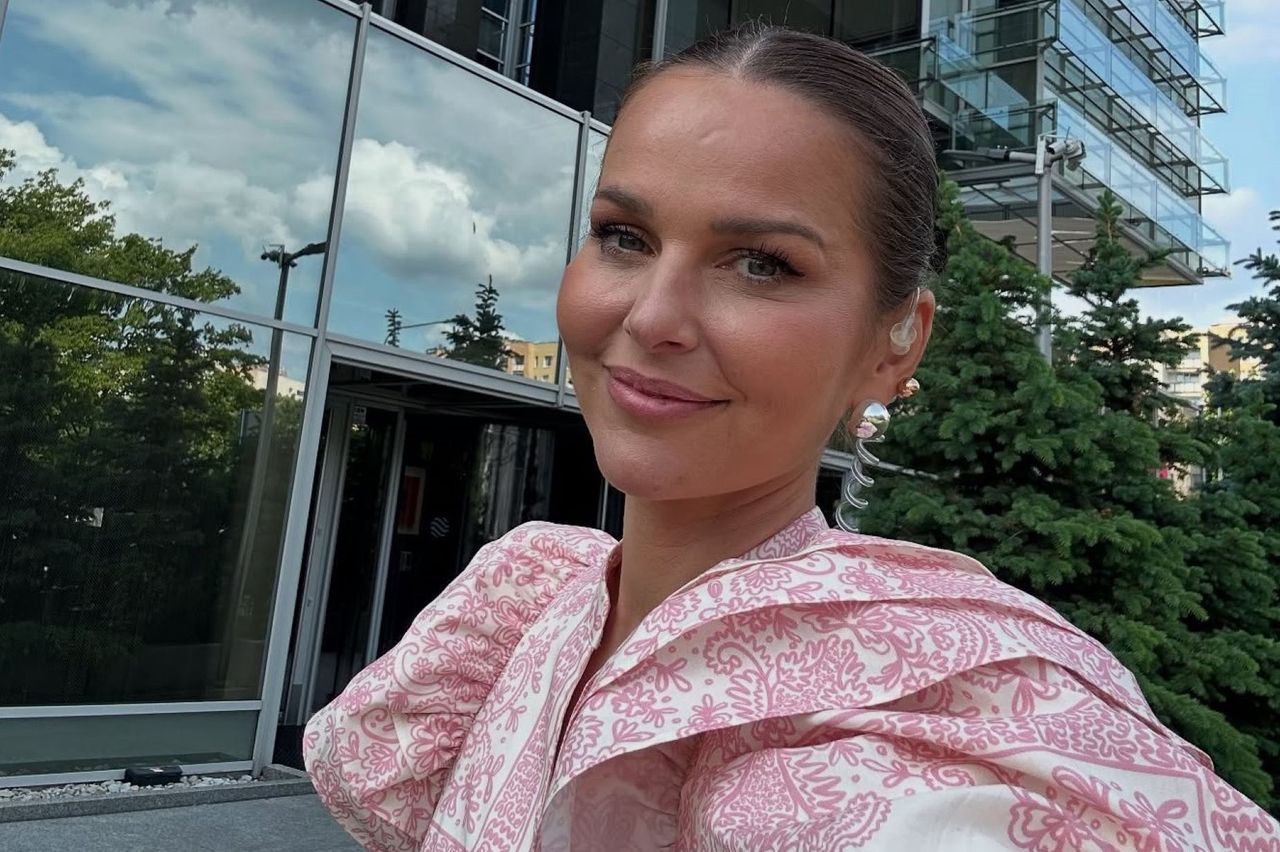 Wskoczyła w przewiewną mini. Latem to strzał w dziesiątkę