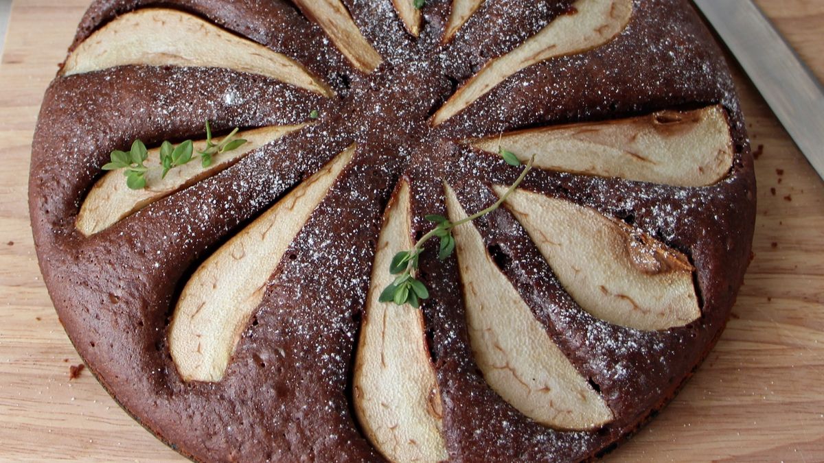 Wyrośnięte, mięciutkie ciasto czekoladowe z gruszkami