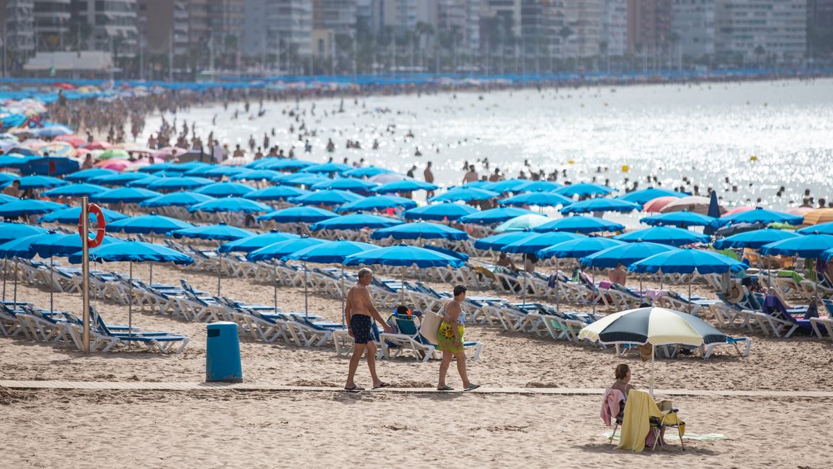 Spain's Voters Head To Polls For The 2023 General Elections
BENIDORM, SPAIN - JULY 23: Levante beach begins to fill up with tourists and residents on election day on July 23, 2023 in Benidorm, Spain. Voters in Spain head to the polls on July 23 to cast their votes and elect Spain's next government. (Photo by Zowy Voeten/Getty Images)
Zowy Voeten
color - tipo de imagen
