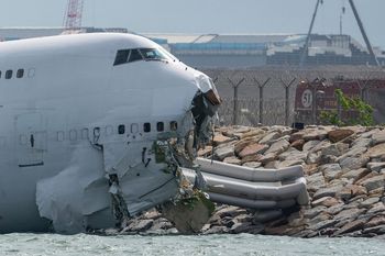 Hongkong: Samolot wypadł z pasa. Zginęło dwóch pracowników