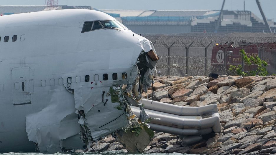 Samolot transportowy wpad? do morza w Hongkongu