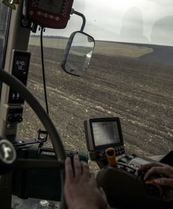Ukraińscy rolnicy giną na swoich polach. Rozminowują je gołymi rękami