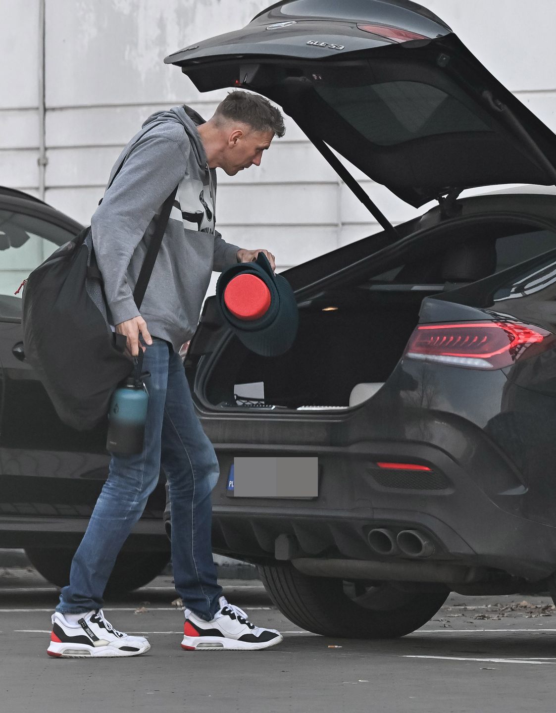 Cezary Trybański wozi się mercedesem za kilkaset tysięcy złotych