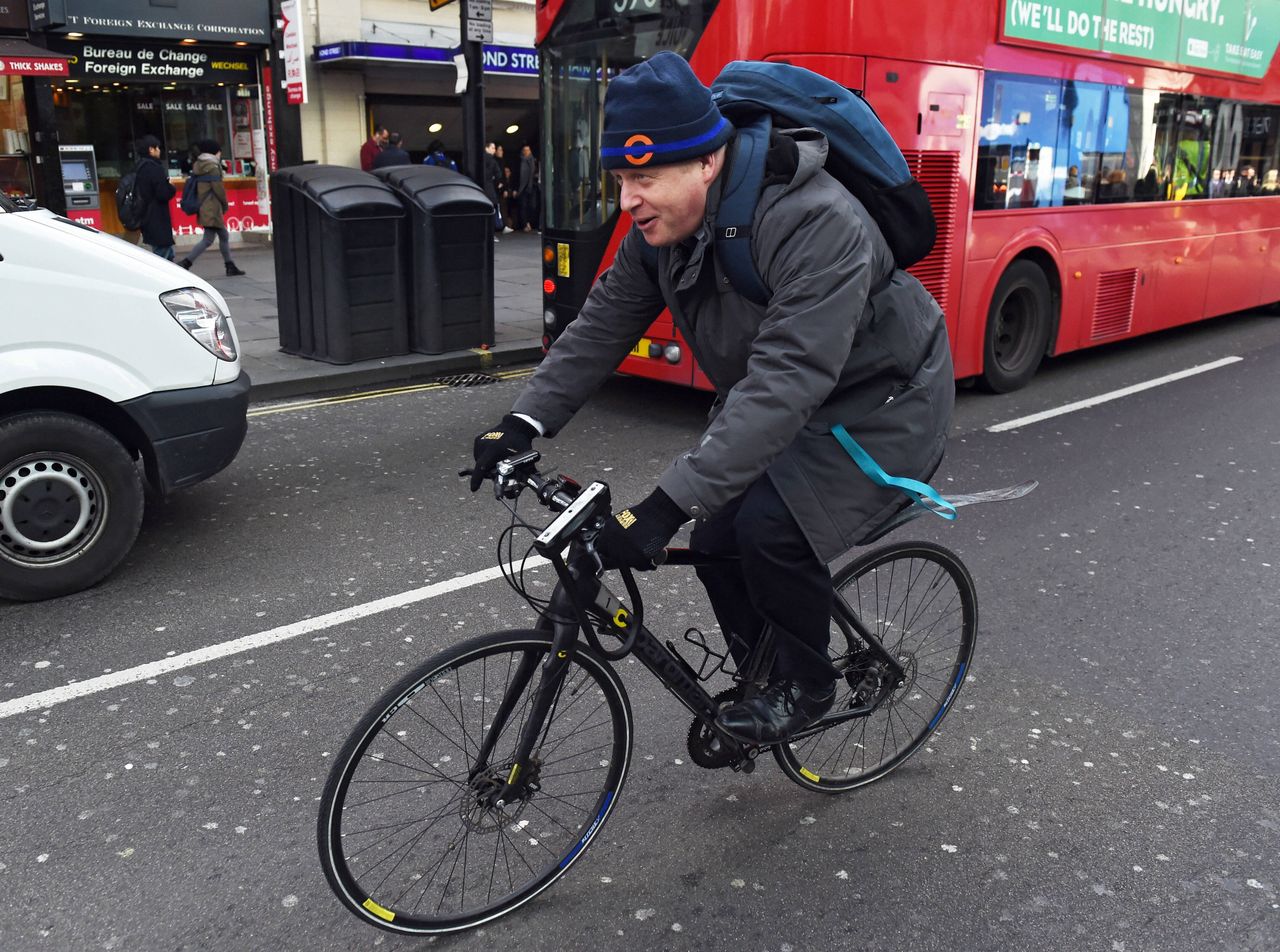 Wielka Brytania. Premier Boris Johnson jeździł rowerem po parku w czasie lockdownu