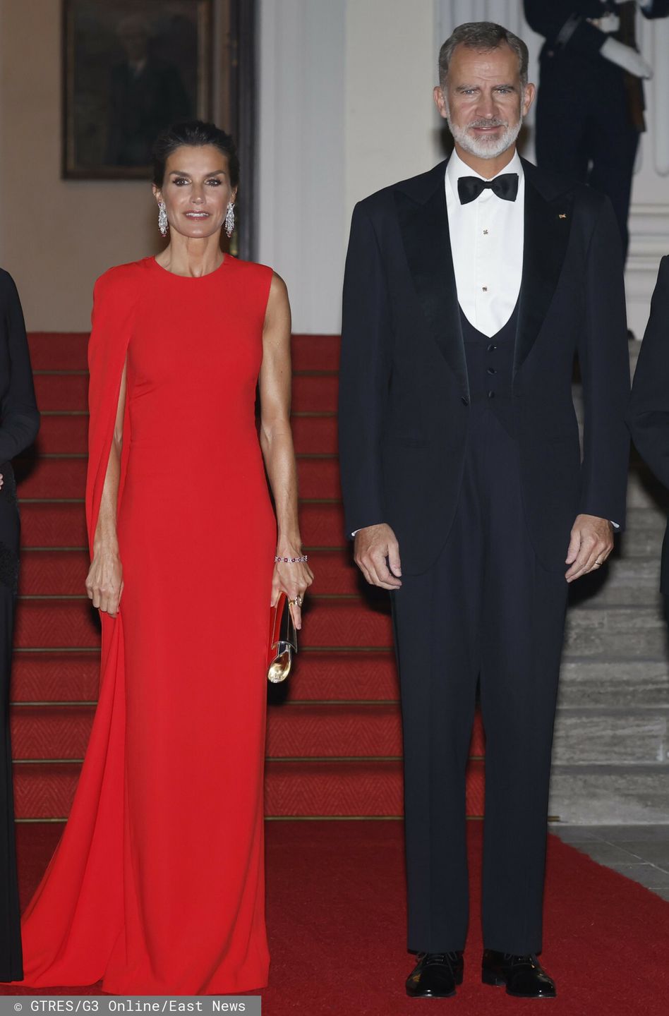Do czerwonej sukienki monarchini dobrała srebrne dodatki